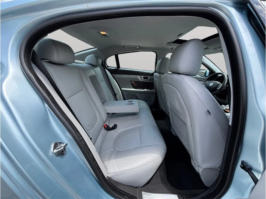 Jaguar XF photo 40