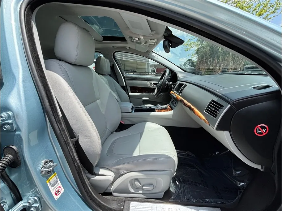 Jaguar XF photo 41