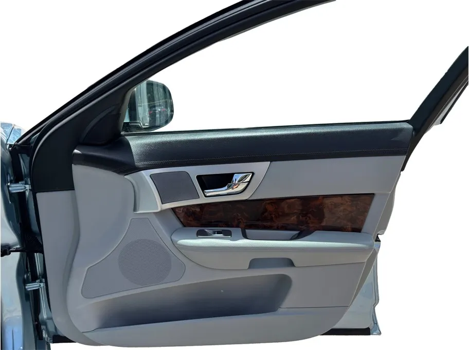 Jaguar XF photo 43