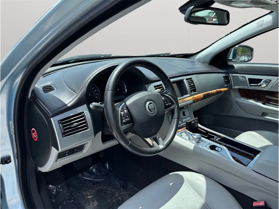 Jaguar XF photo 6