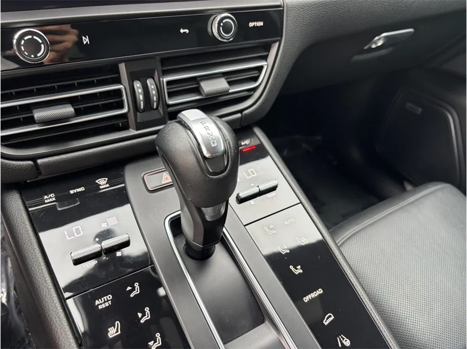 Porsche Macan photo 38