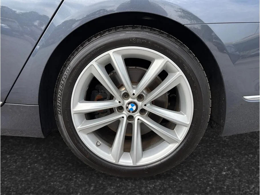 BMW 7 Series photo 14