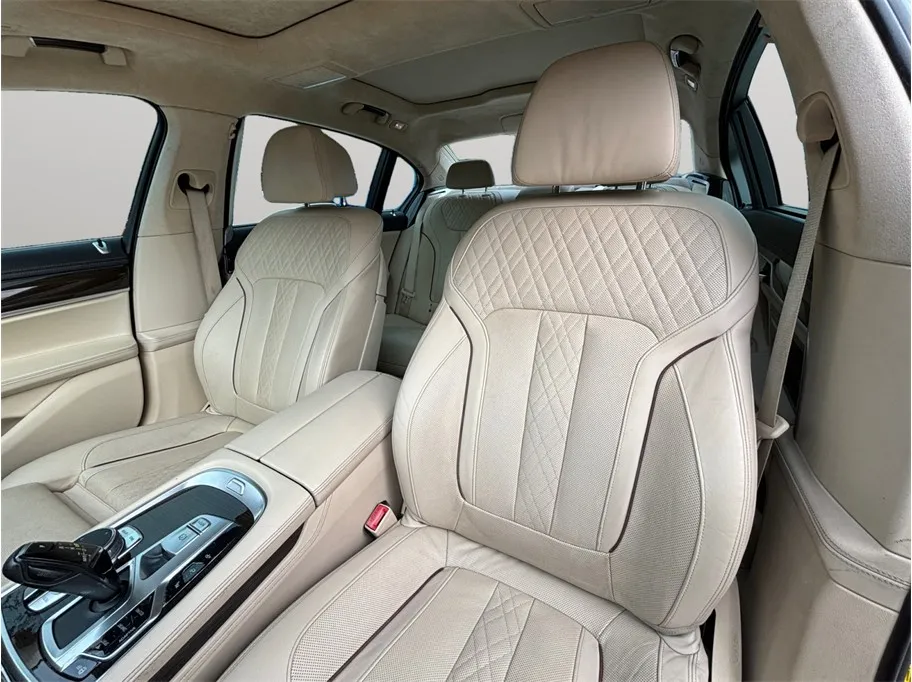 BMW 7 Series photo 18
