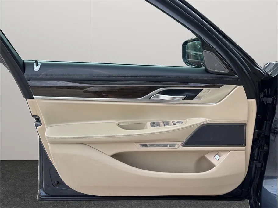 BMW 7 Series photo 21