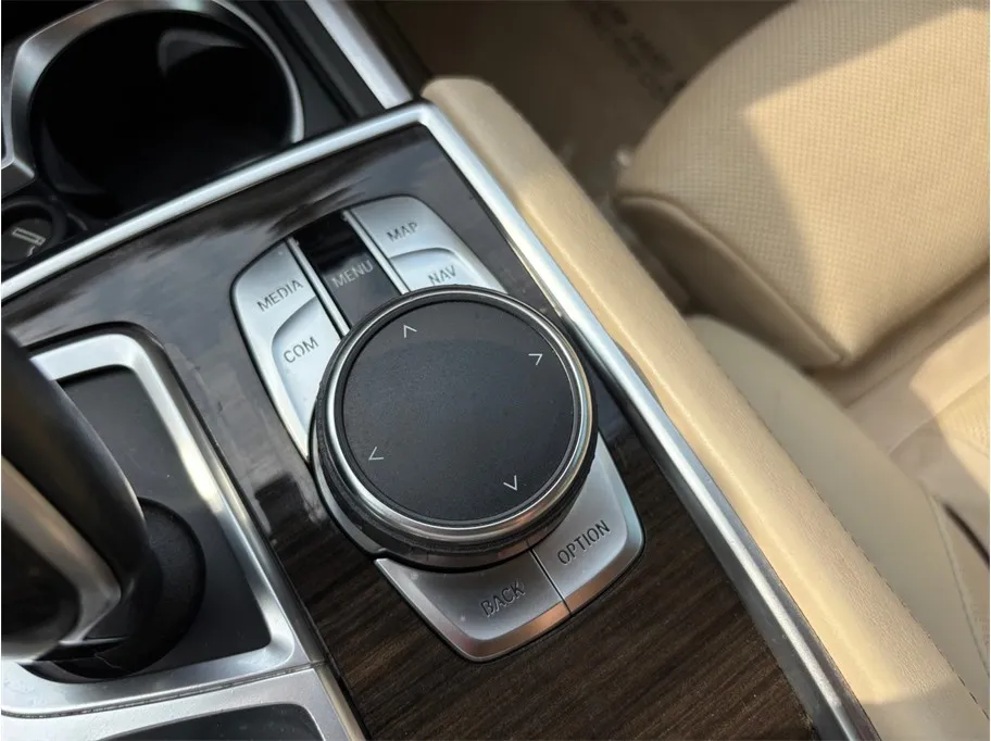 BMW 7 Series photo 35