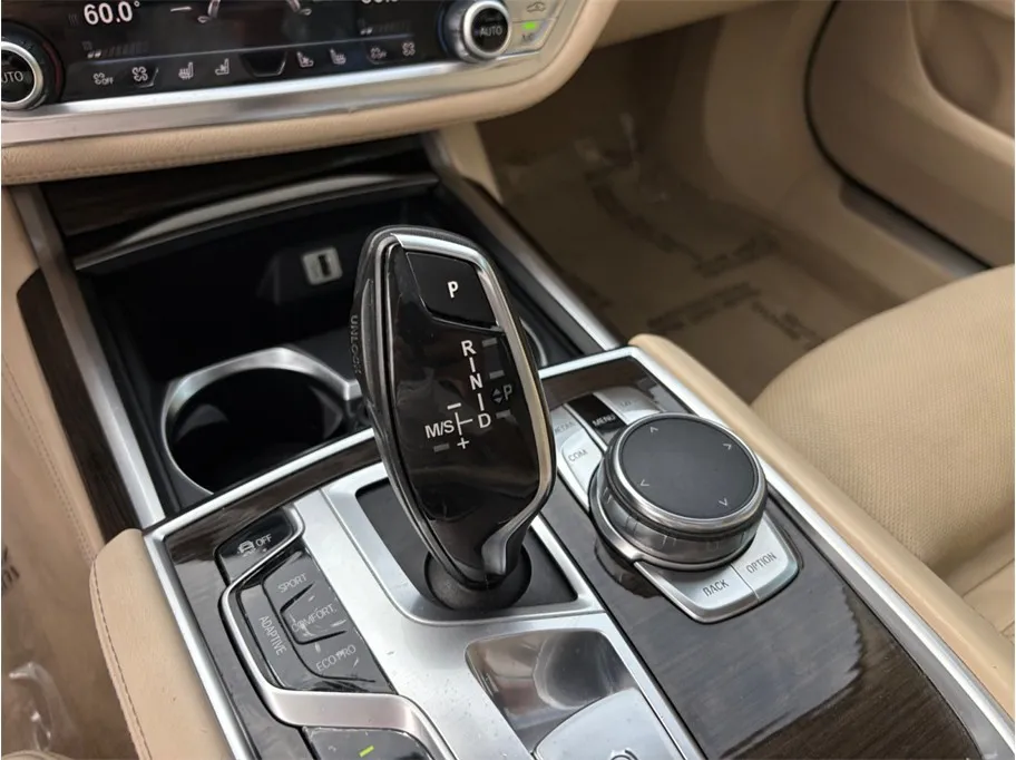 BMW 7 Series photo 38