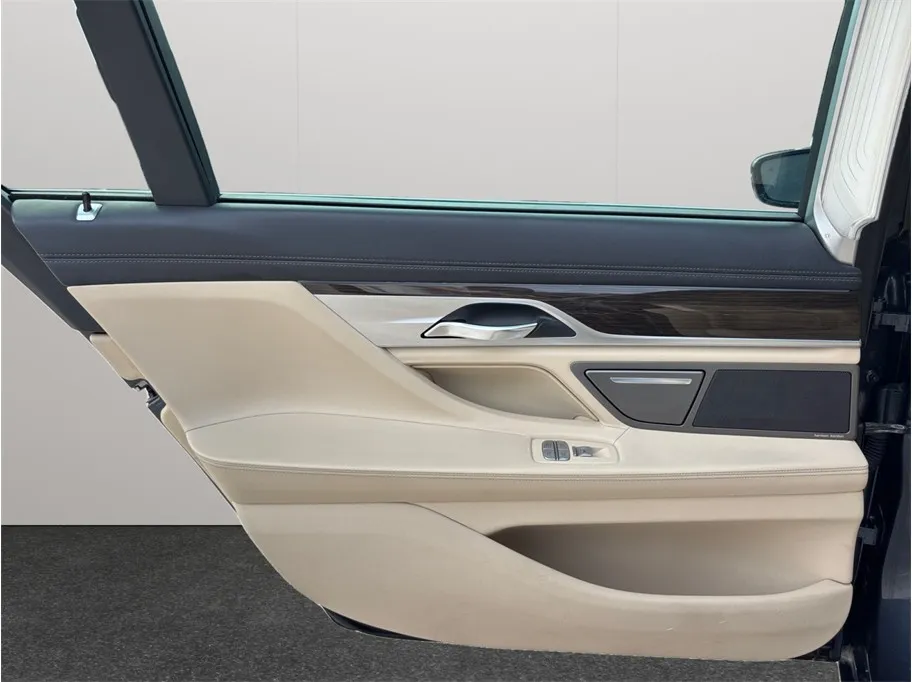 BMW 7 Series photo 41