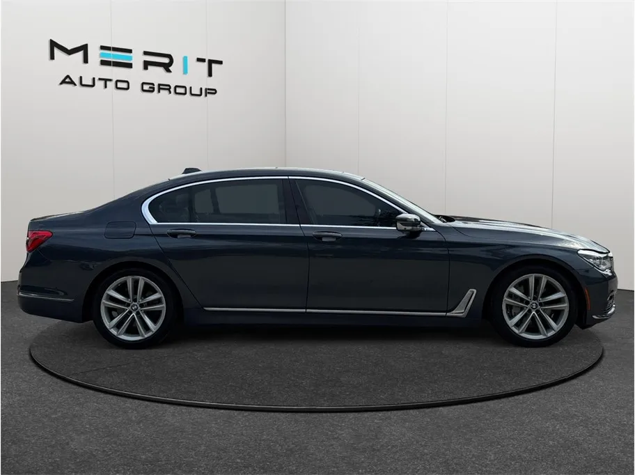 BMW 7 Series photo 9