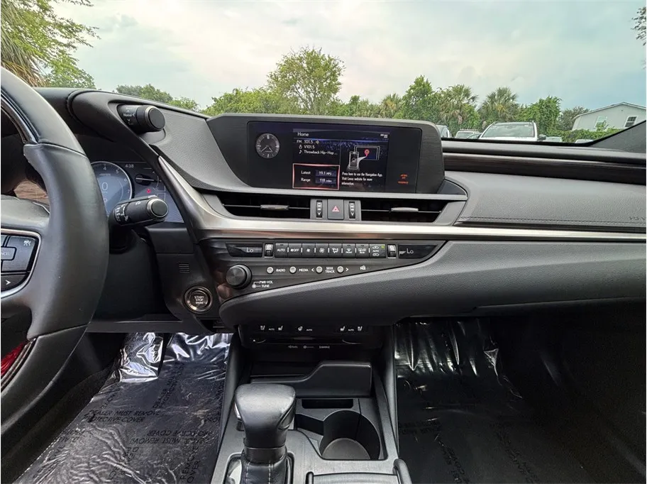 Lexus ES photo 11
