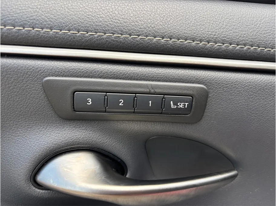 Lexus ES photo 24