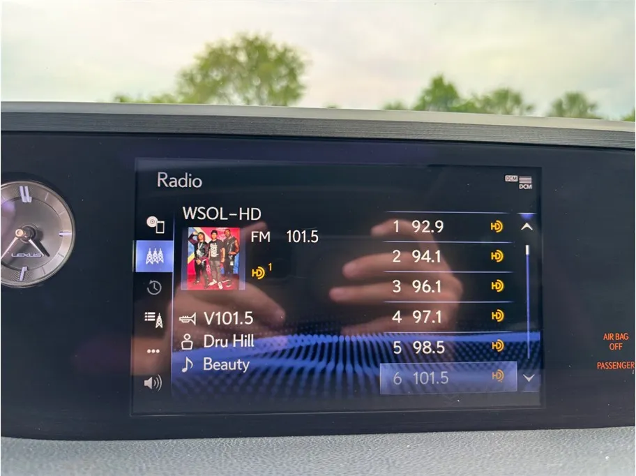 Lexus ES photo 30