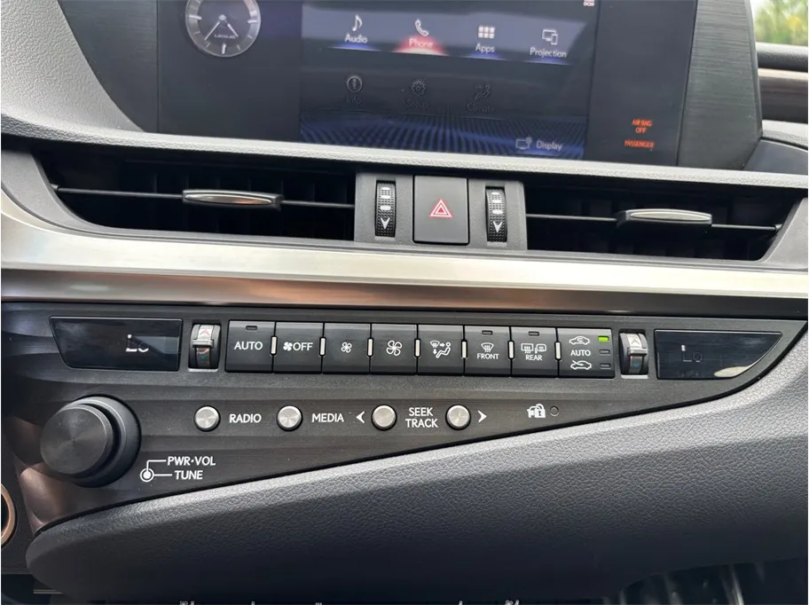 Lexus ES photo 32