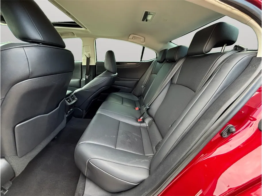 Lexus ES photo 38