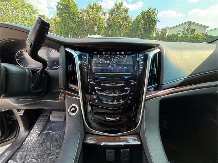 Cadillac Escalade photo 11