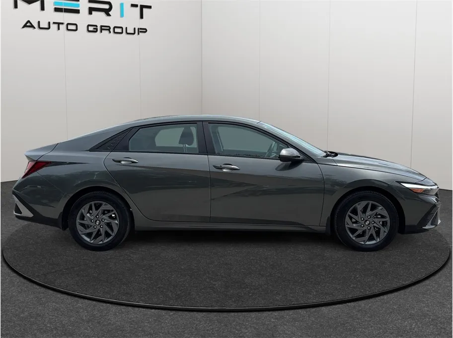 Hyundai Elantra photo 10