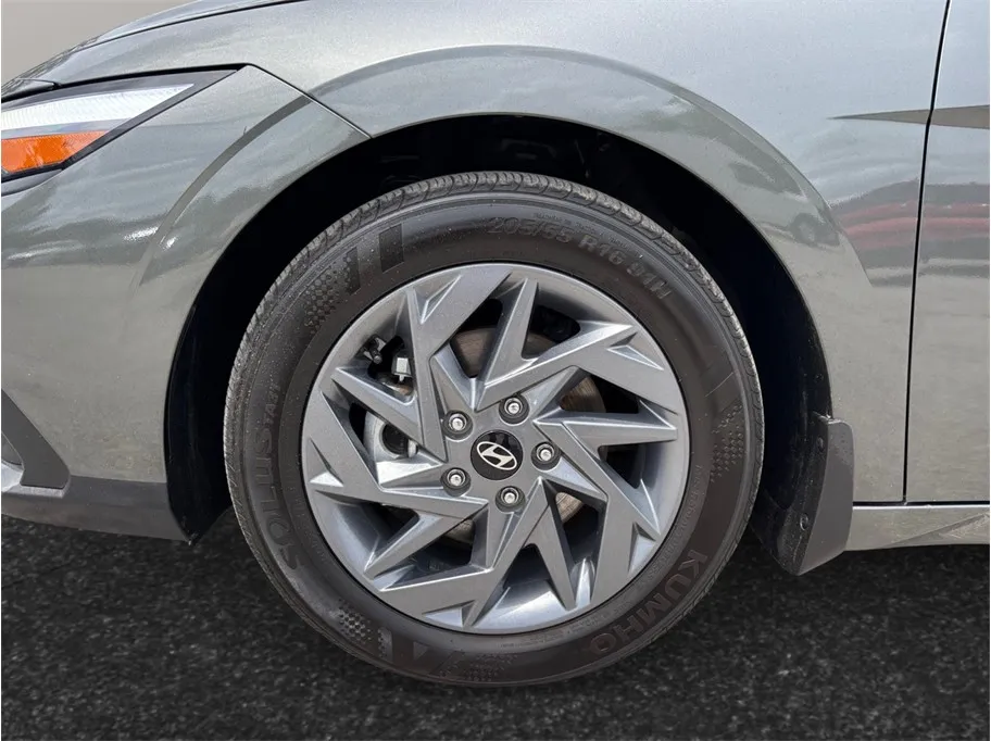 Hyundai Elantra photo 13