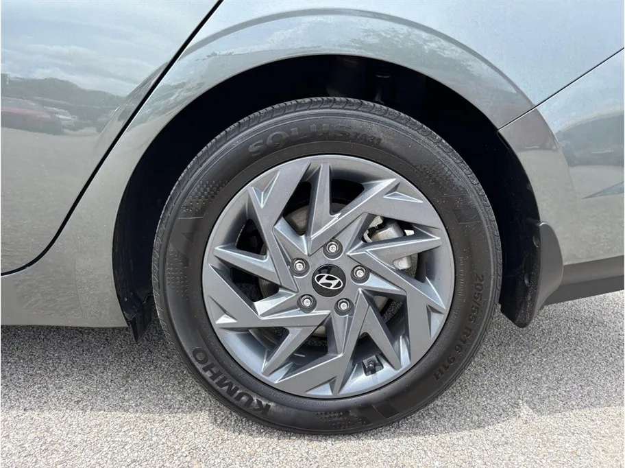 Hyundai Elantra photo 15