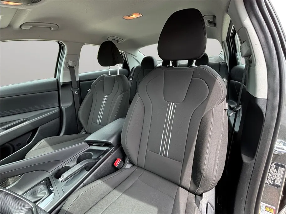Hyundai Elantra photo 18