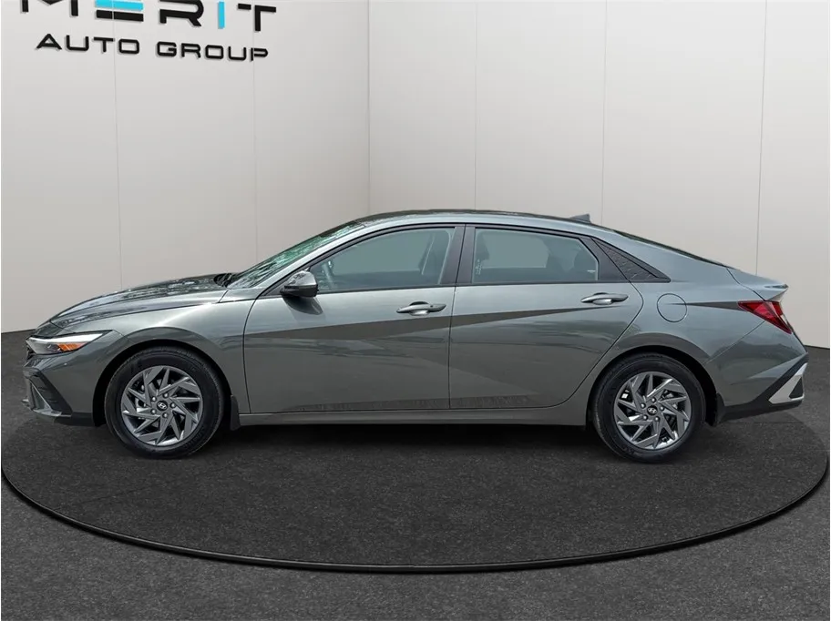Hyundai Elantra photo 5