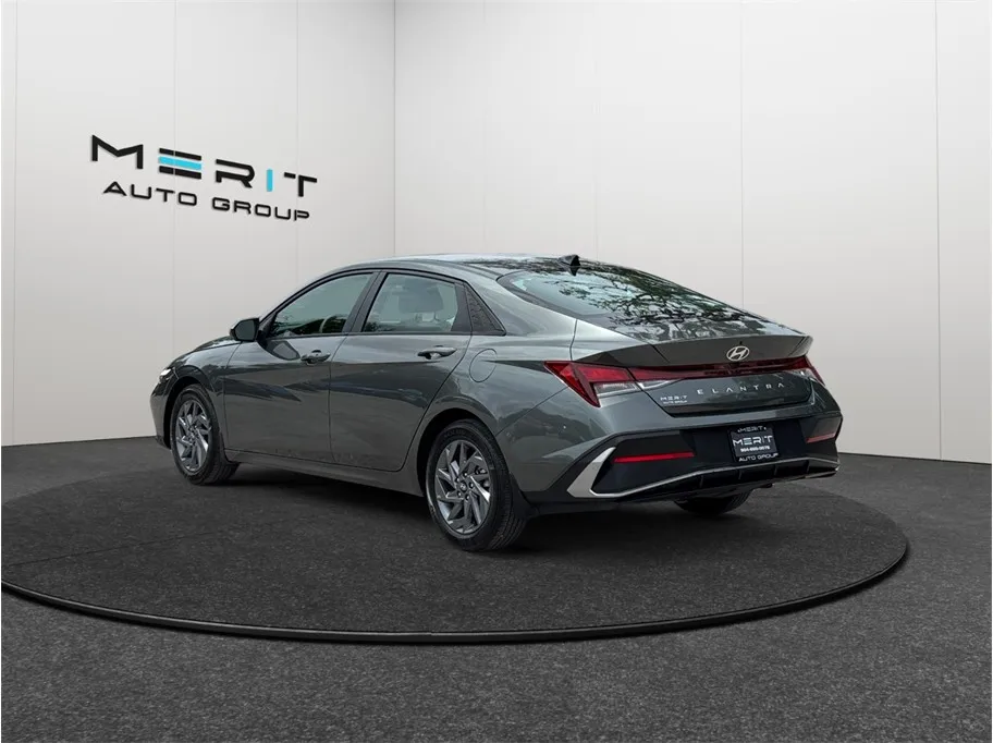 Hyundai Elantra photo 7