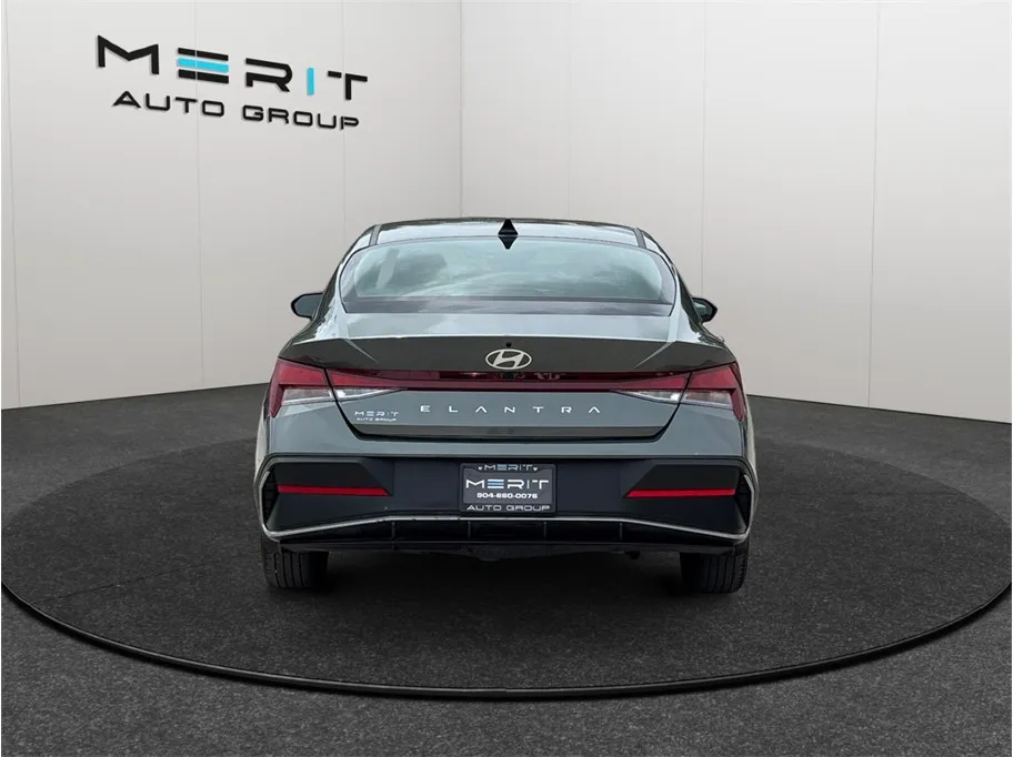 Hyundai Elantra photo 8