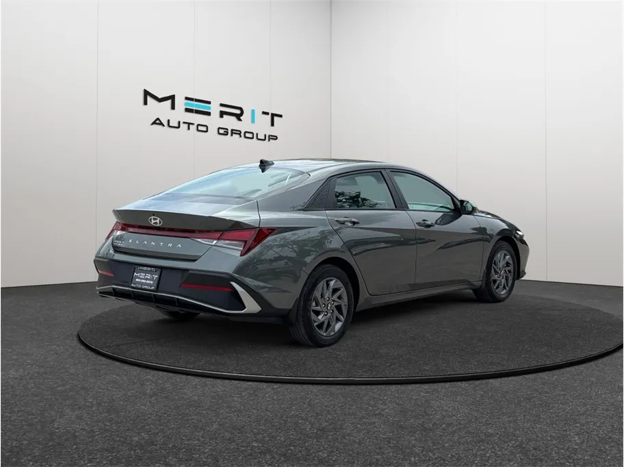 Hyundai Elantra photo 9