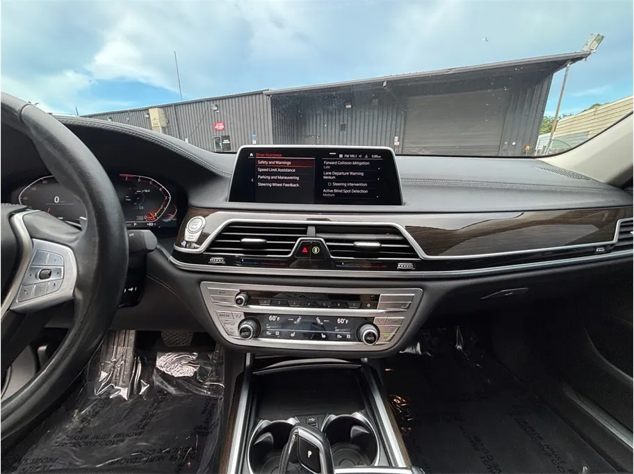 BMW 7 Series photo 11