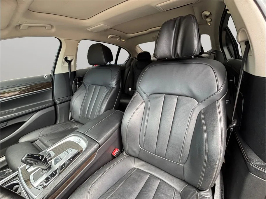 BMW 7 Series photo 19