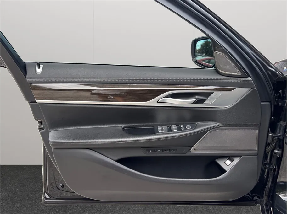 BMW 7 Series photo 22