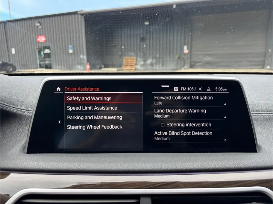 BMW 7 Series photo 35
