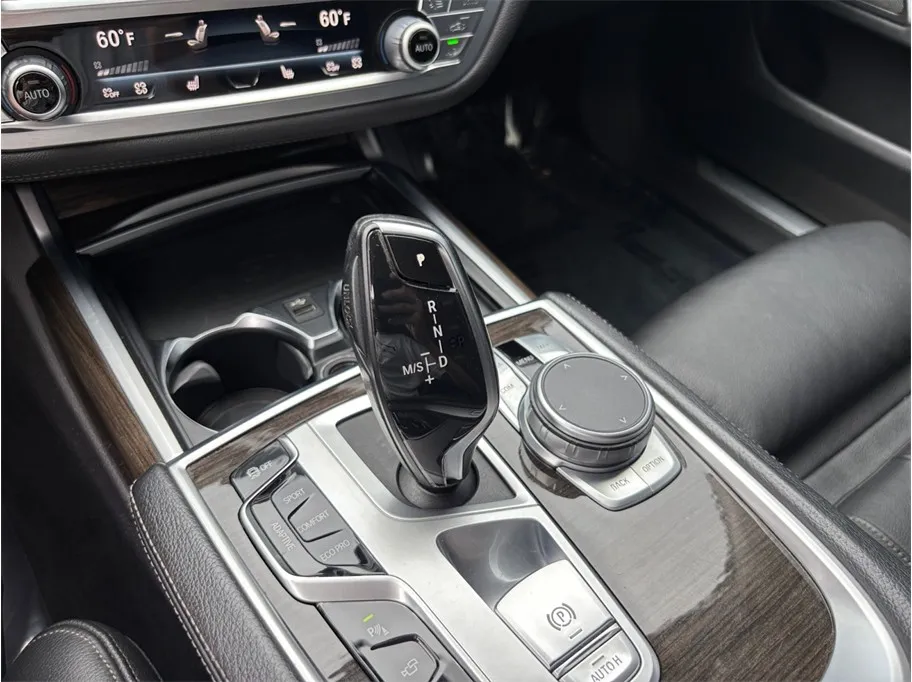 BMW 7 Series photo 38