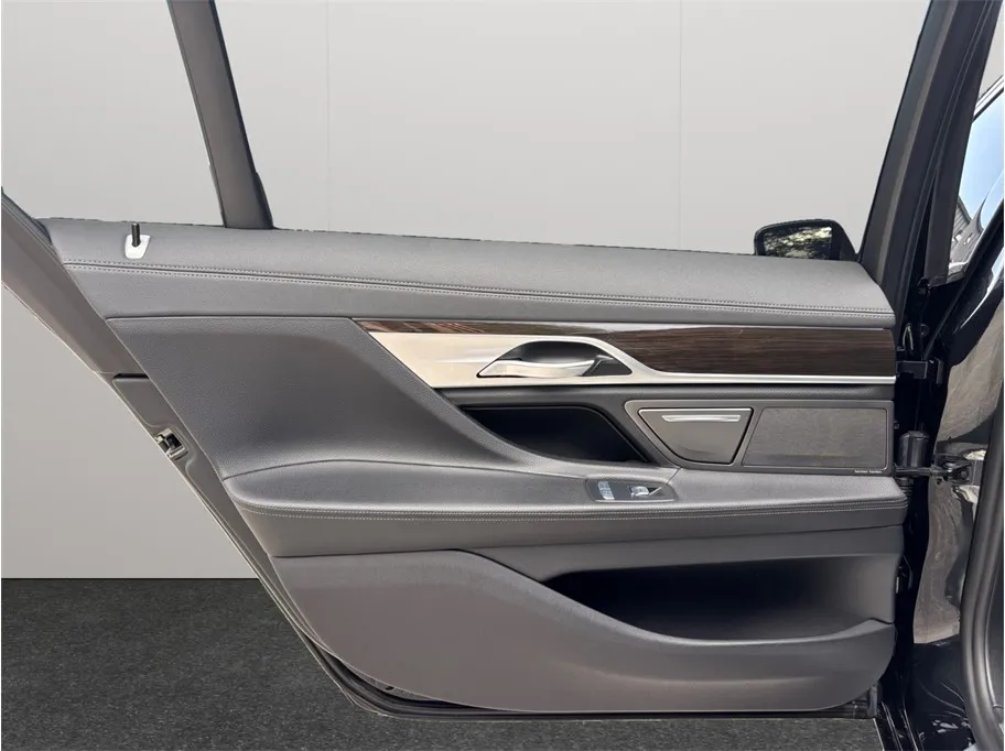 BMW 7 Series photo 41