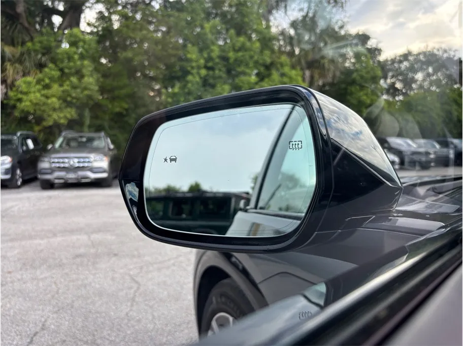 Cadillac Lyriq photo 18