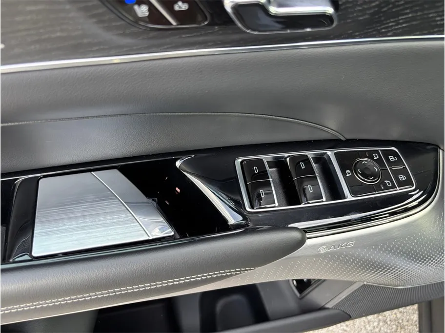 Cadillac Lyriq photo 23
