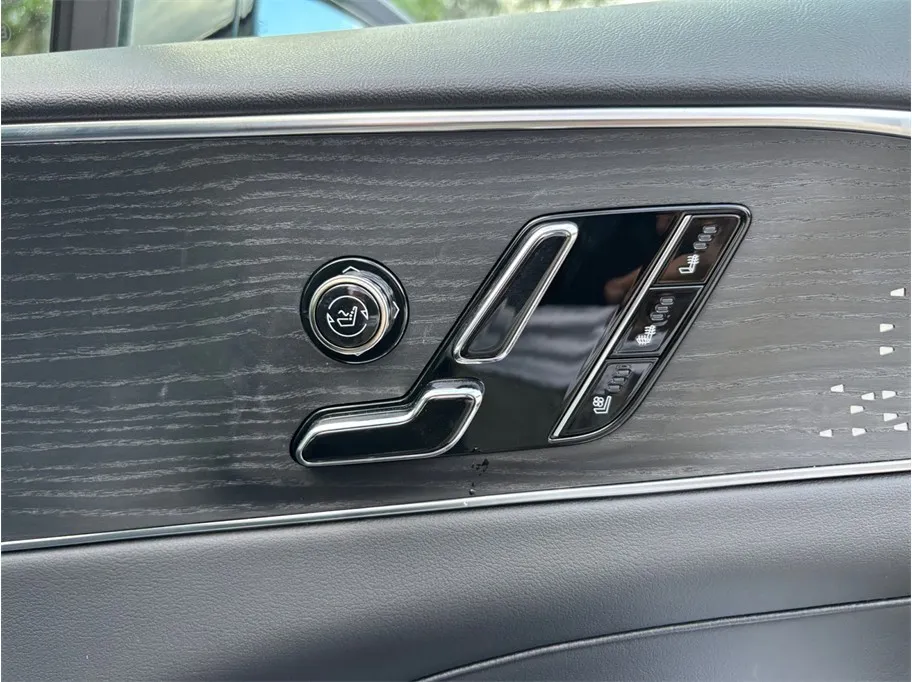Cadillac Lyriq photo 47