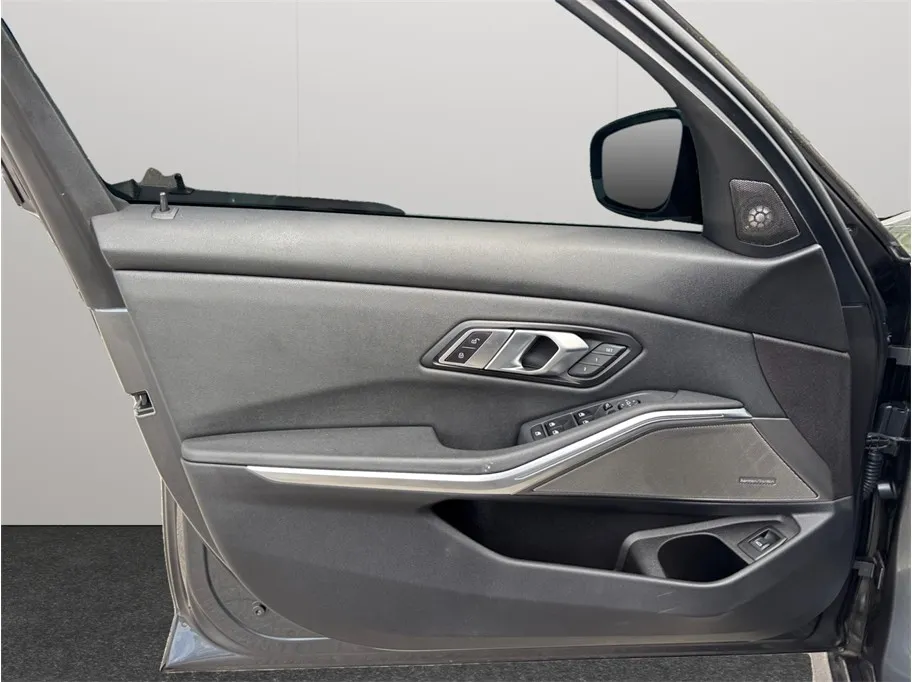 BMW 3 Series photo 23