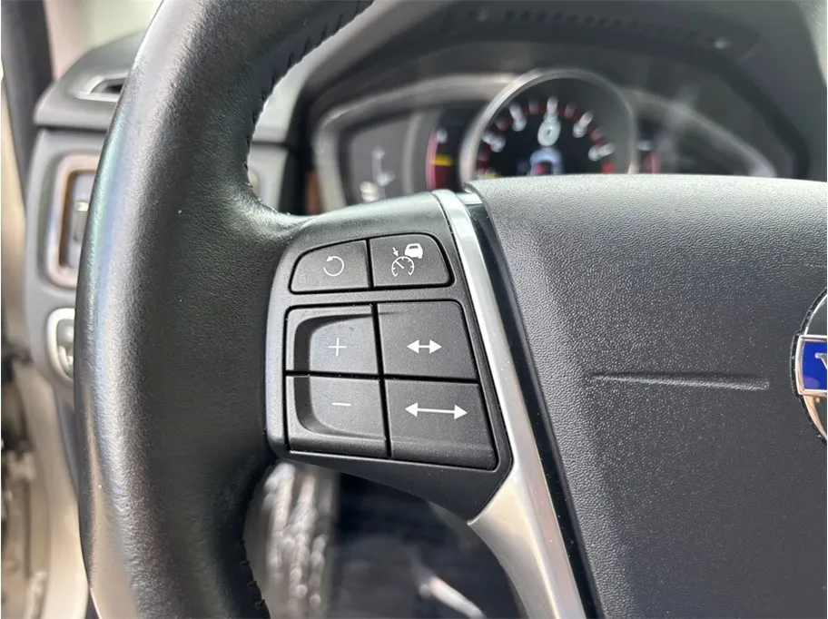 2016 Volvo XC70 24