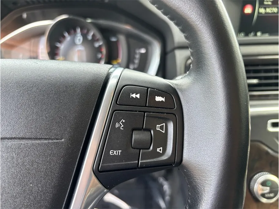 2016 Volvo XC70 25
