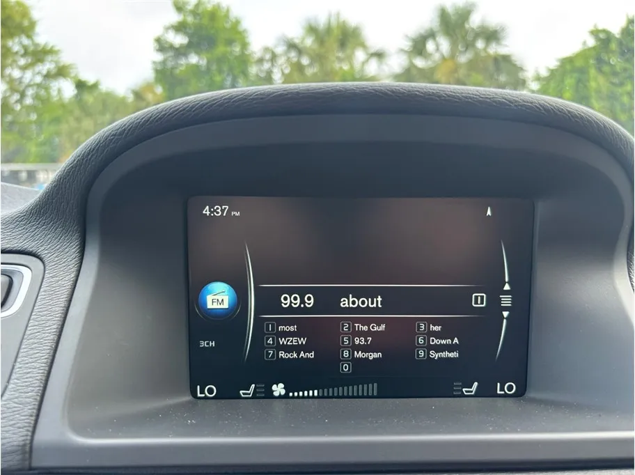 2016 Volvo XC70 27