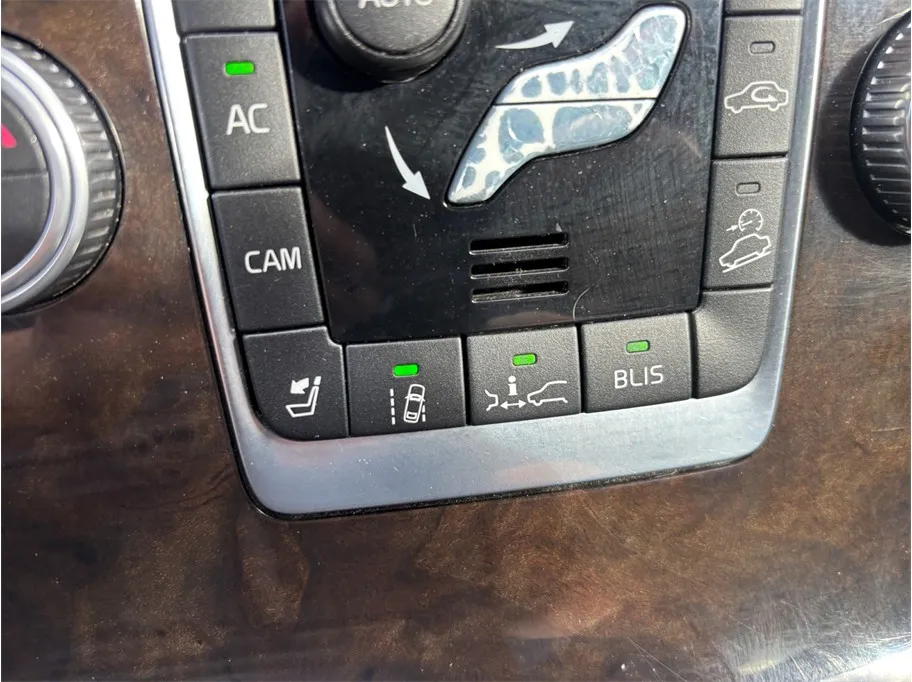 2016 Volvo XC70 32