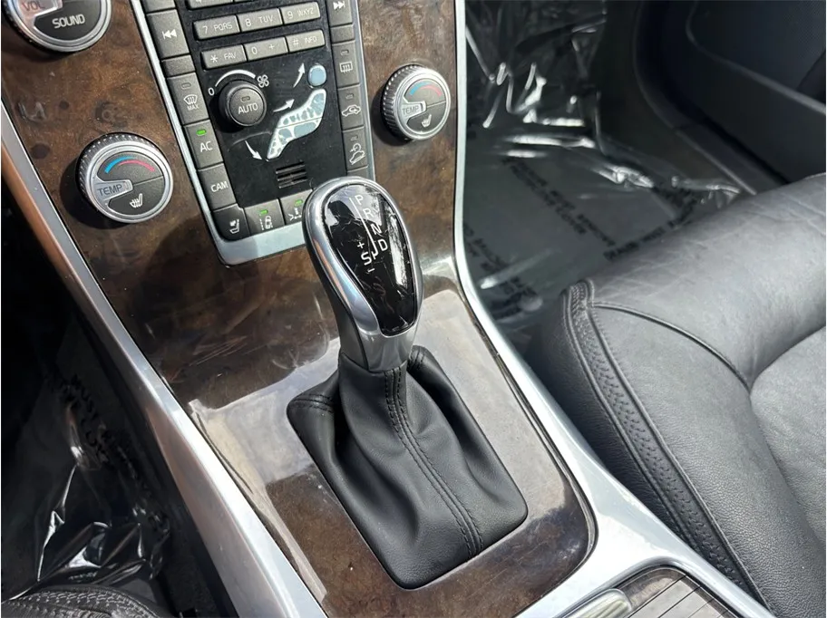 2016 Volvo XC70 33