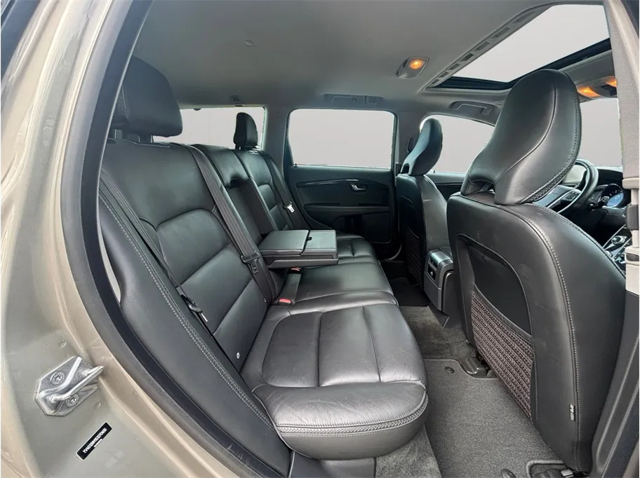 2016 Volvo XC70 37