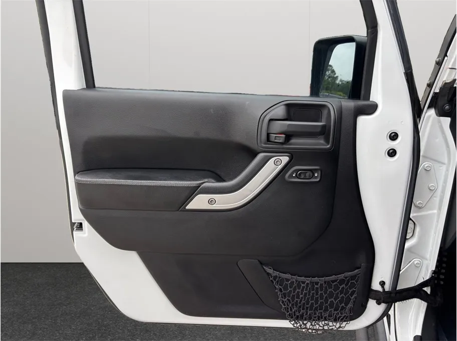 Jeep Wrangler photo 16