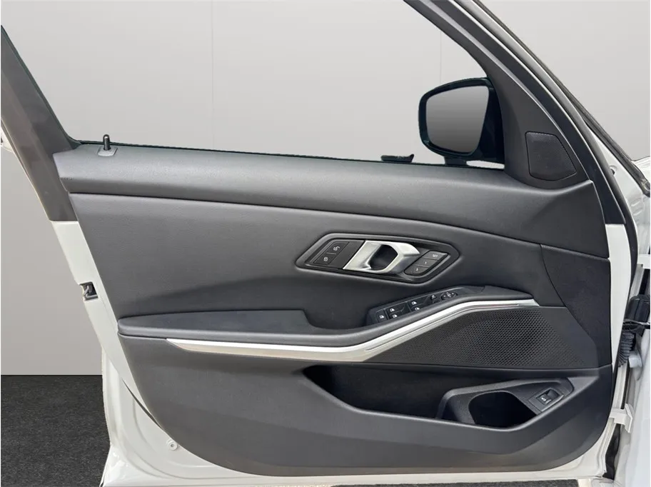 BMW 3 Series photo 20