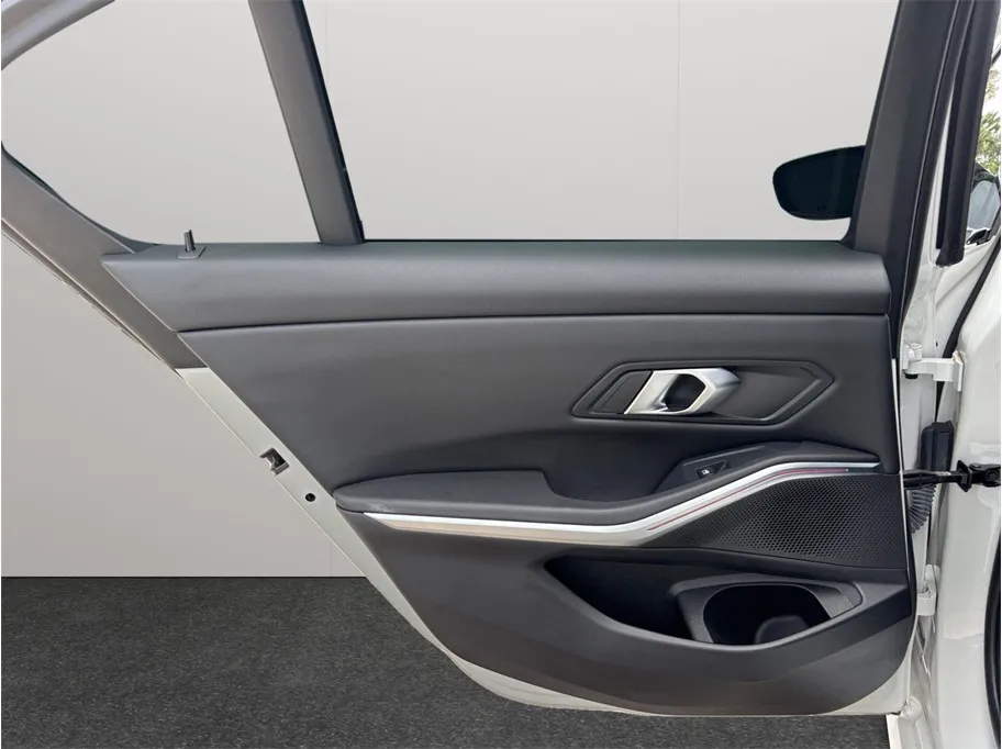 BMW 3 Series photo 38