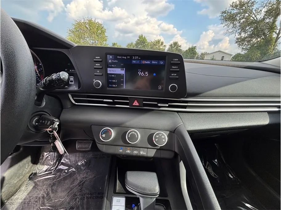 Hyundai Elantra photo 11