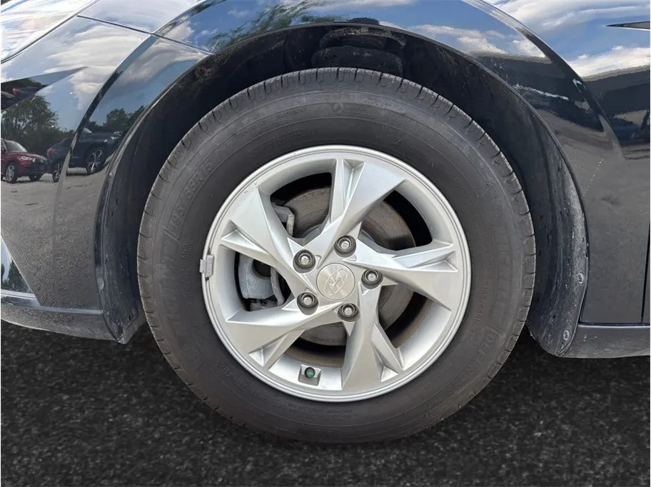 Hyundai Elantra photo 13