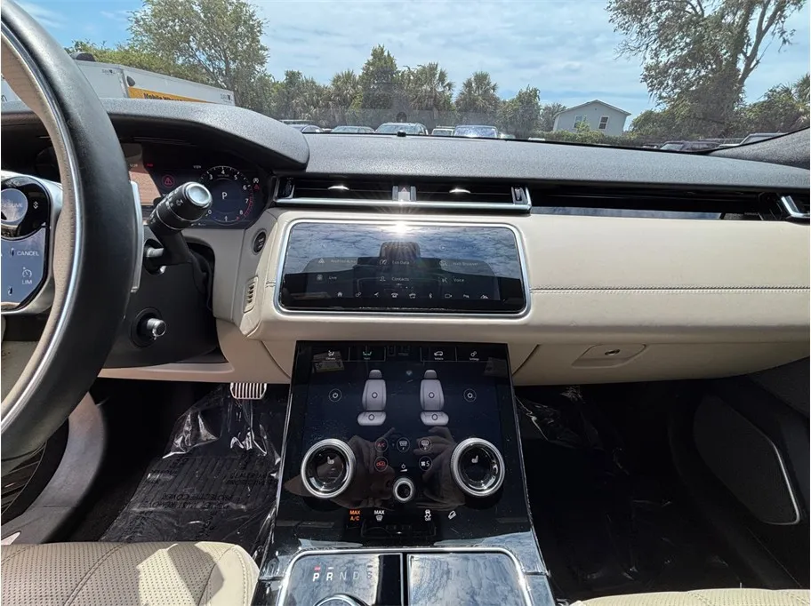 Land Rover Range Rover Velar photo 11