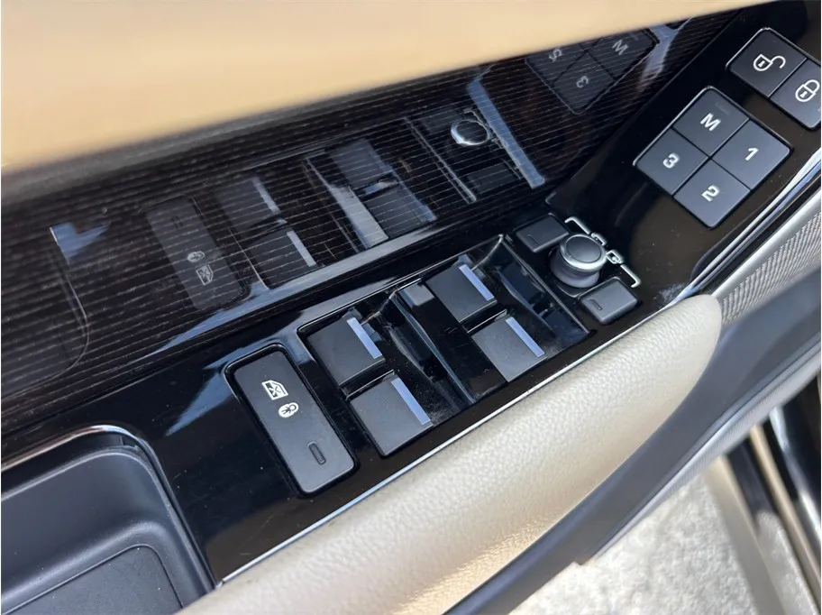 Land Rover Range Rover Velar photo 23