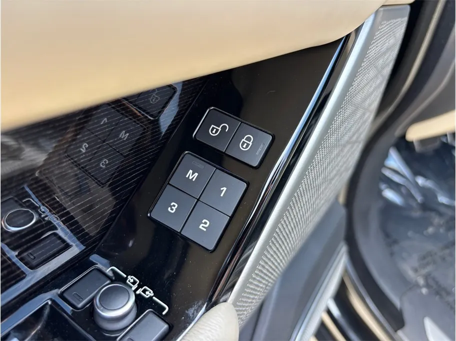 Land Rover Range Rover Velar photo 24